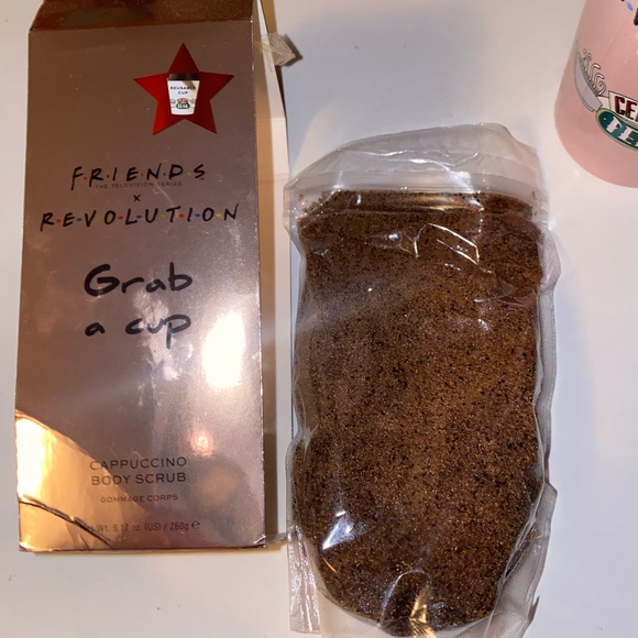 Makeup Revolution Friends coffee cup with cappuccino body scrub - Picture 6 of 6